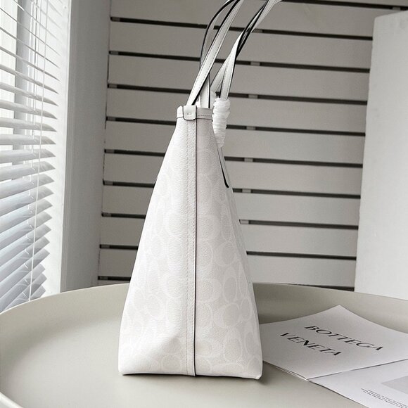 Coach City Tote Bag in Signature Canvas - Picture 4 of 9